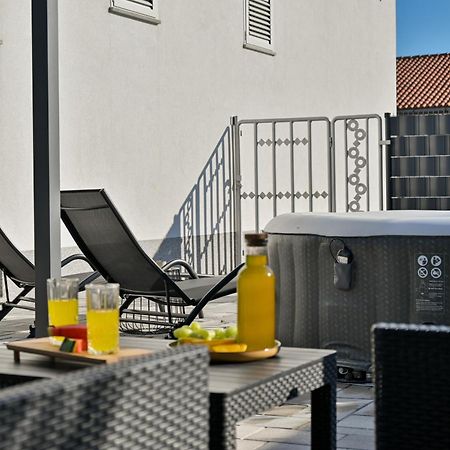 טרוגיר Luxury Apartment With Garden Jacuzzi And Wellness מראה חיצוני תמונה