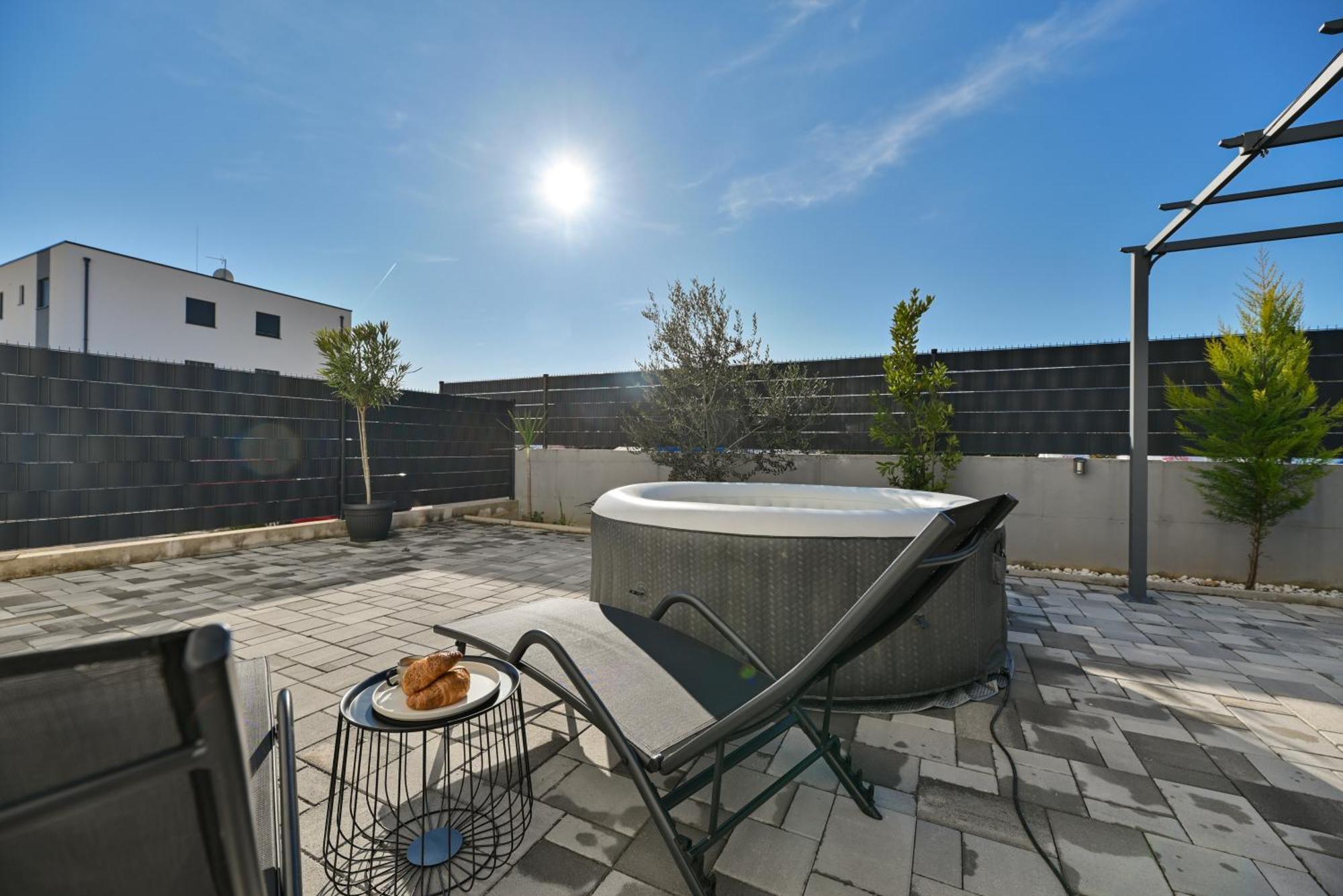 טרוגיר Luxury Apartment With Garden Jacuzzi And Wellness מראה חיצוני תמונה