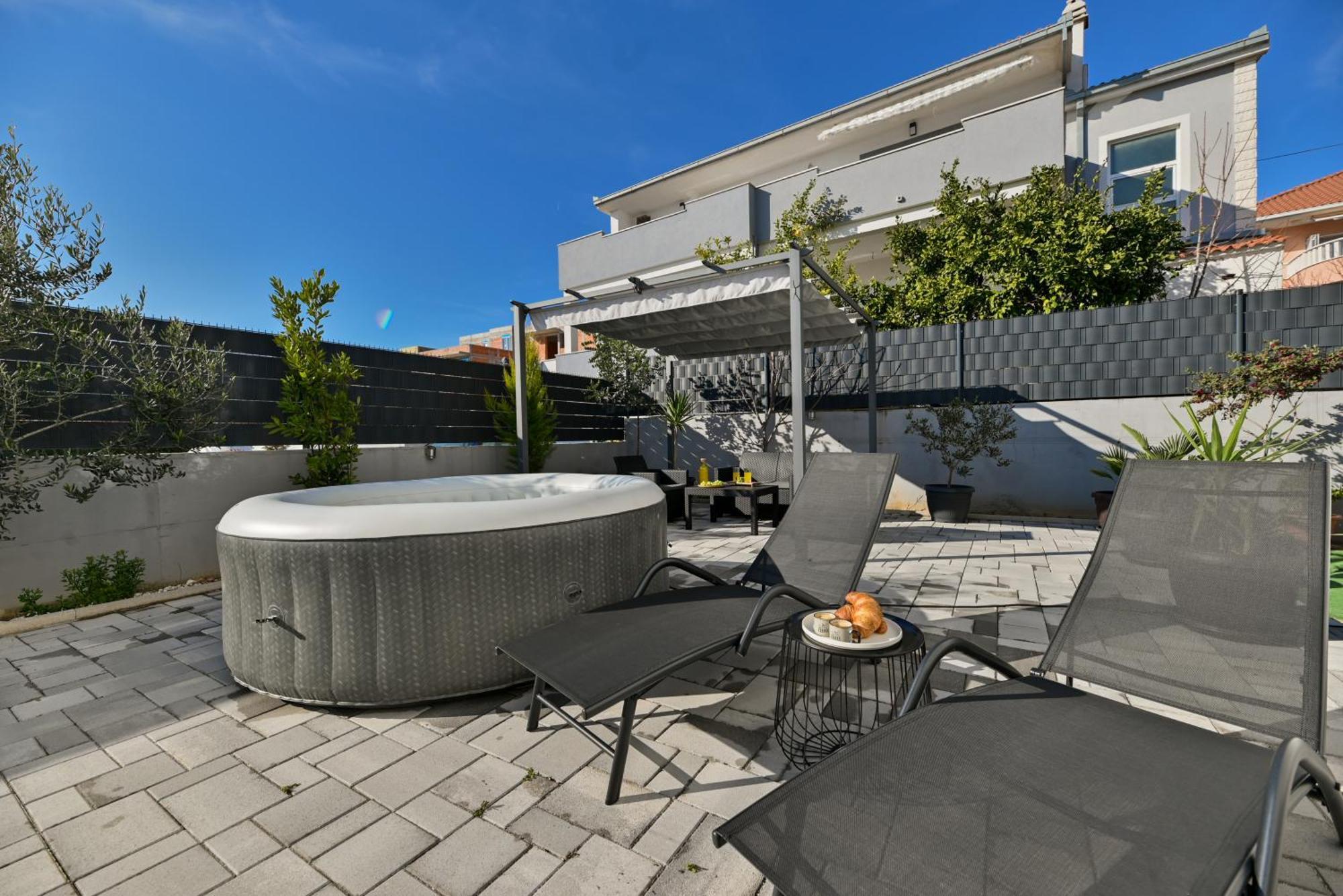 טרוגיר Luxury Apartment With Garden Jacuzzi And Wellness מראה חיצוני תמונה